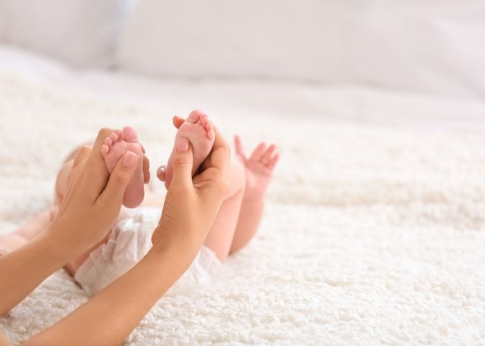 cách mát xa cho trẻ sơ sinh