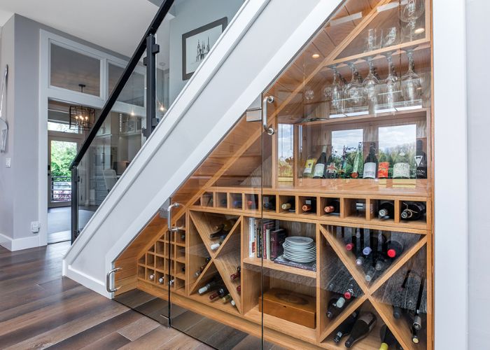trang trí gầm cầu thang bằng quầy bar mini