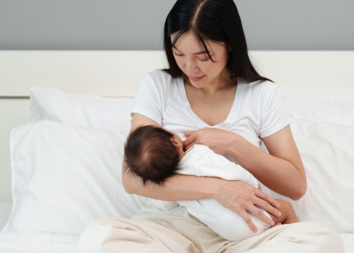 trẻ ra mồ hôi trộm ở đầu khi ngủ