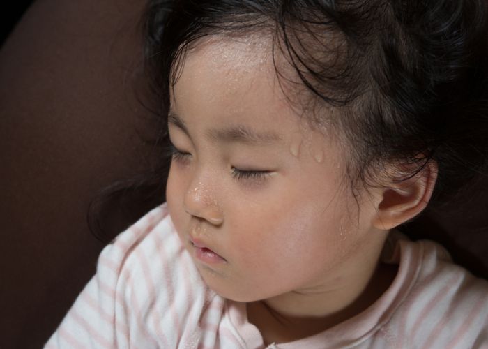 trẻ 3 tuổi ra nhiều mồ hôi đầu khi ngủ