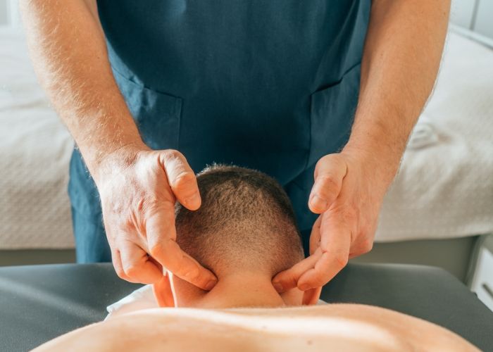 trẹo cổ bấm huyệt châm cứu