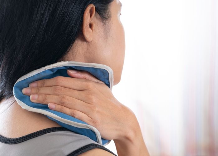 trẹo cổ khi ngủ