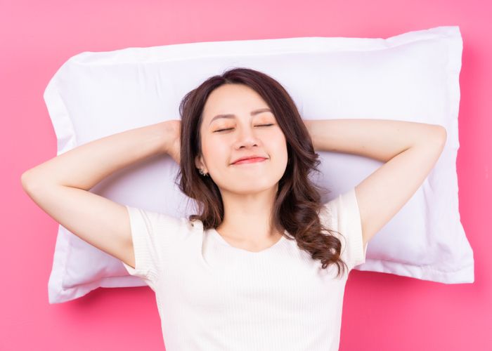 ngủ để tay lên đầu tâm linh