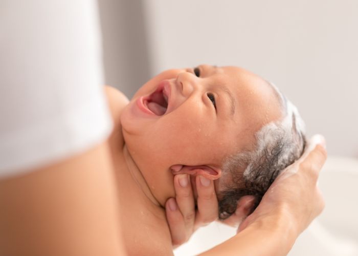 trẻ đổ mồ hôi đầu