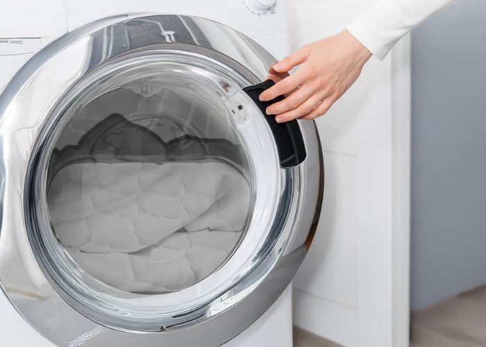 vệ sinh tấm bảo vệ nệm
