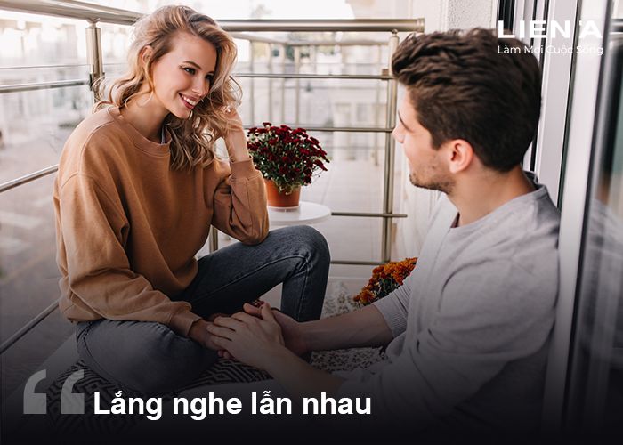 2 người trò chuyện