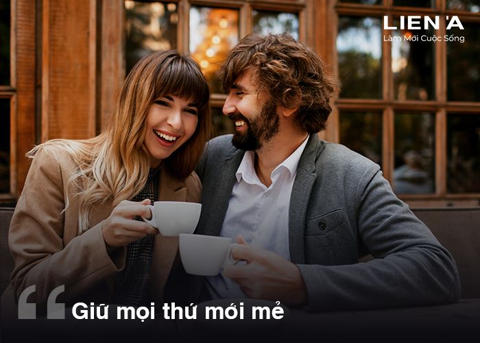 Cặp đôi cười vui vẻ