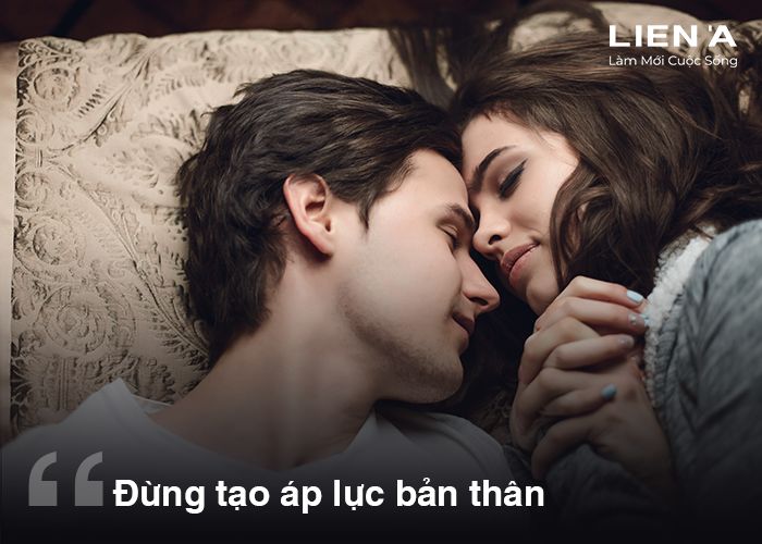 Cặp đôi nằm hạnh phúc