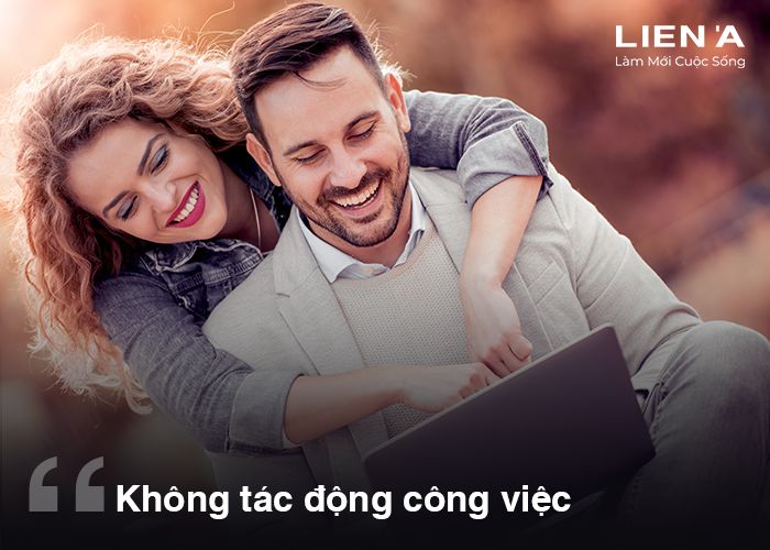 cặp đôi hạnh phúc chàng trai cõng cô gái