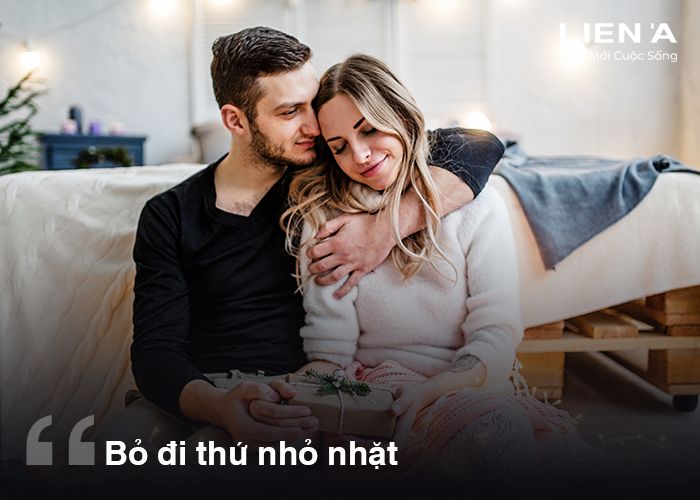 Cặp đôi hạnh phúc choàng vai 